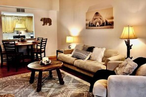 Televisor, llar de foc, reproductor de DVD i taula de tennis de taula 