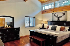 2 bedrooms, desk, iron/ironing board, travel cot - Charming 2BR Chalet! Forest VIEWS in Gatlinburg! (Gatlinburg)