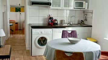 Een koelkast, een microgolfoven, een oven, een vaatwasser