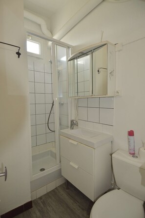 Een douche, handdoeken