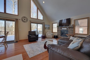 TV, fireplace, DVD player, stereo - Large Deck + Resort Amenities: Lake Ariel Retreat (Lake Ariel)