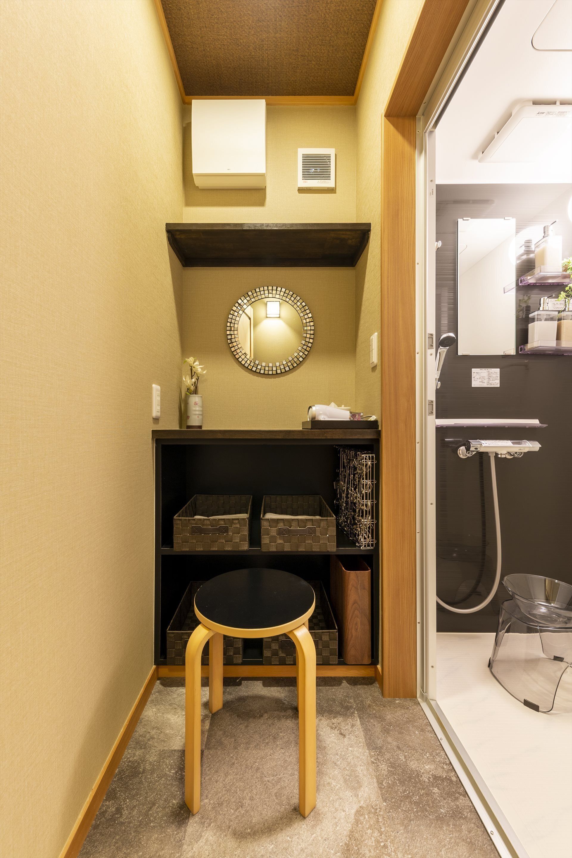 Design House | Bathroom | Shower, hair dryer, towels, shampoo