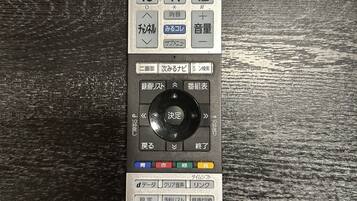 Une télécommande Toshiba dotée de nombreux boutons et d’un pavé numérique.