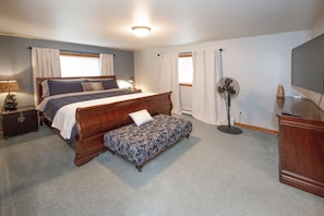 4 bedrooms, desk, iron/ironing board, free WiFi