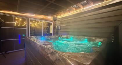 The Moose Pad, Rustic Luxury, Spacious & serene, 4bed, Sleeps 12, Spa + hot tub