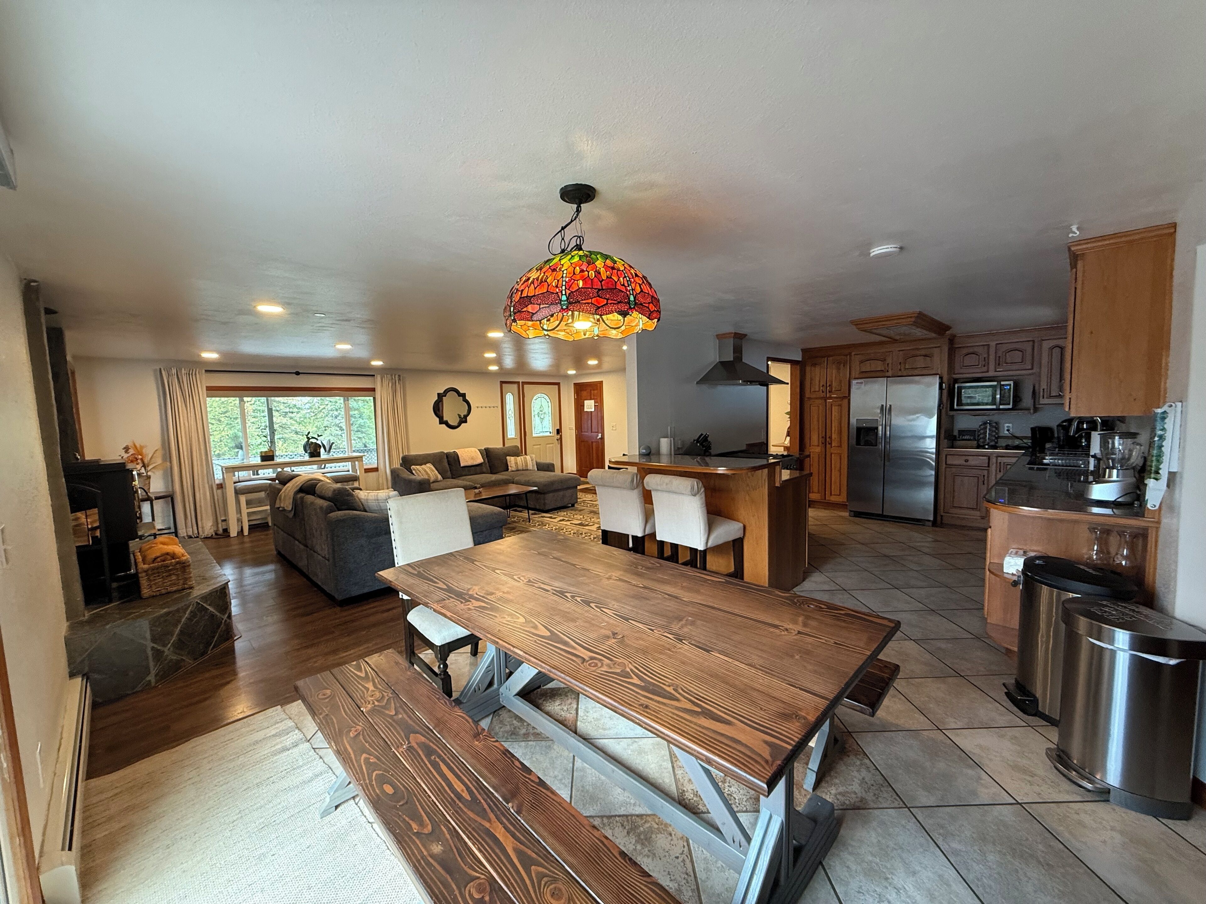 Smart-tv, pejs, bøger, musikbibliotek