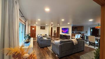 Smart-tv, eldstad, böcker och ett musikbibliotek