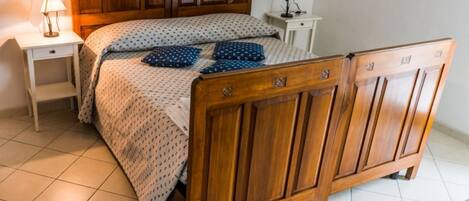 1 bedroom, bed sheets