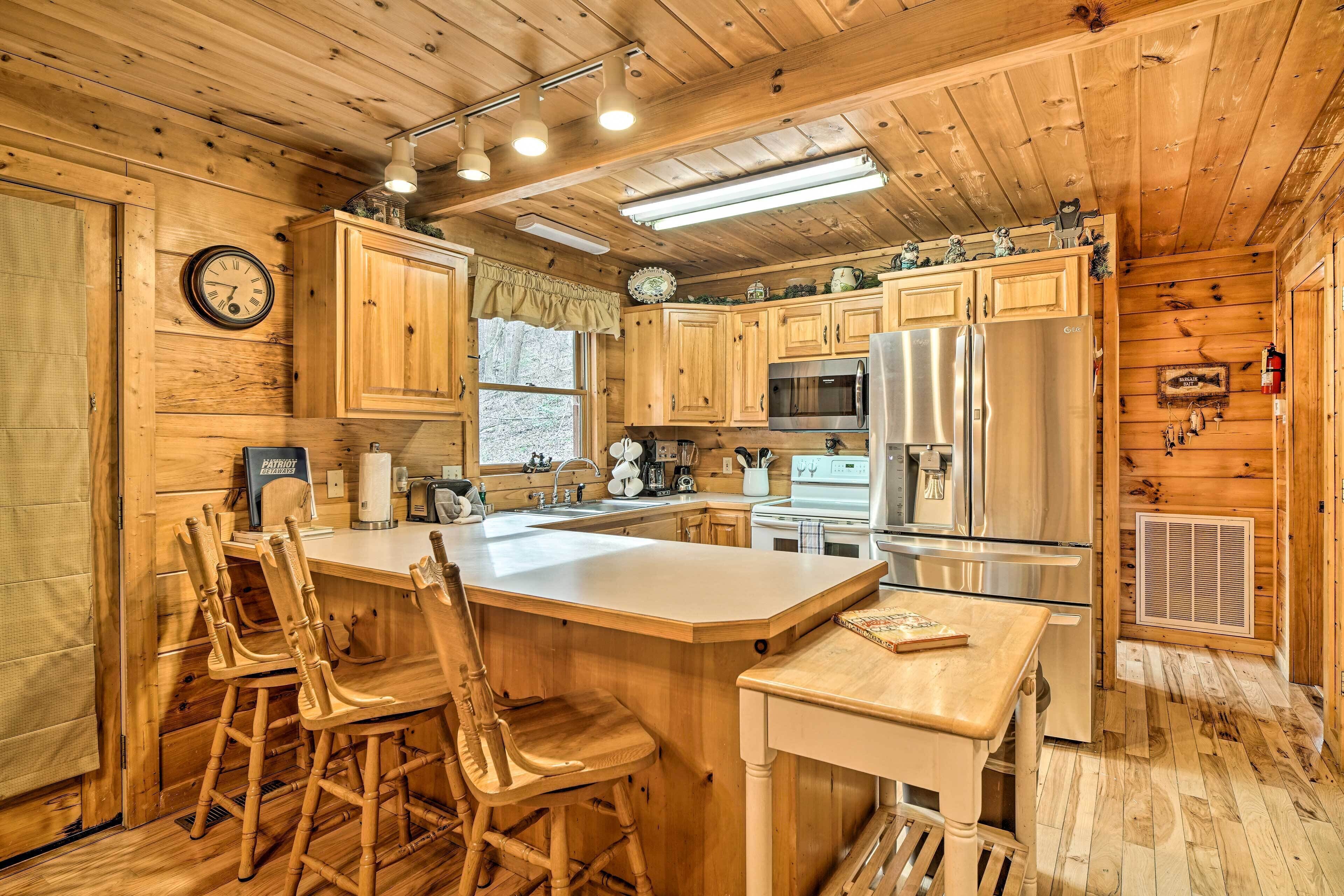 'Wandering Bear' Cabin w/ Game Room & Hot Tub!