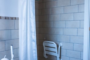 Douche, sĂšche-cheveux, bidet, serviettes fournies