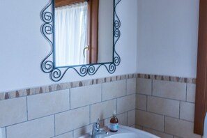 Dusche, Haartrockner, Bidet, Handtücher