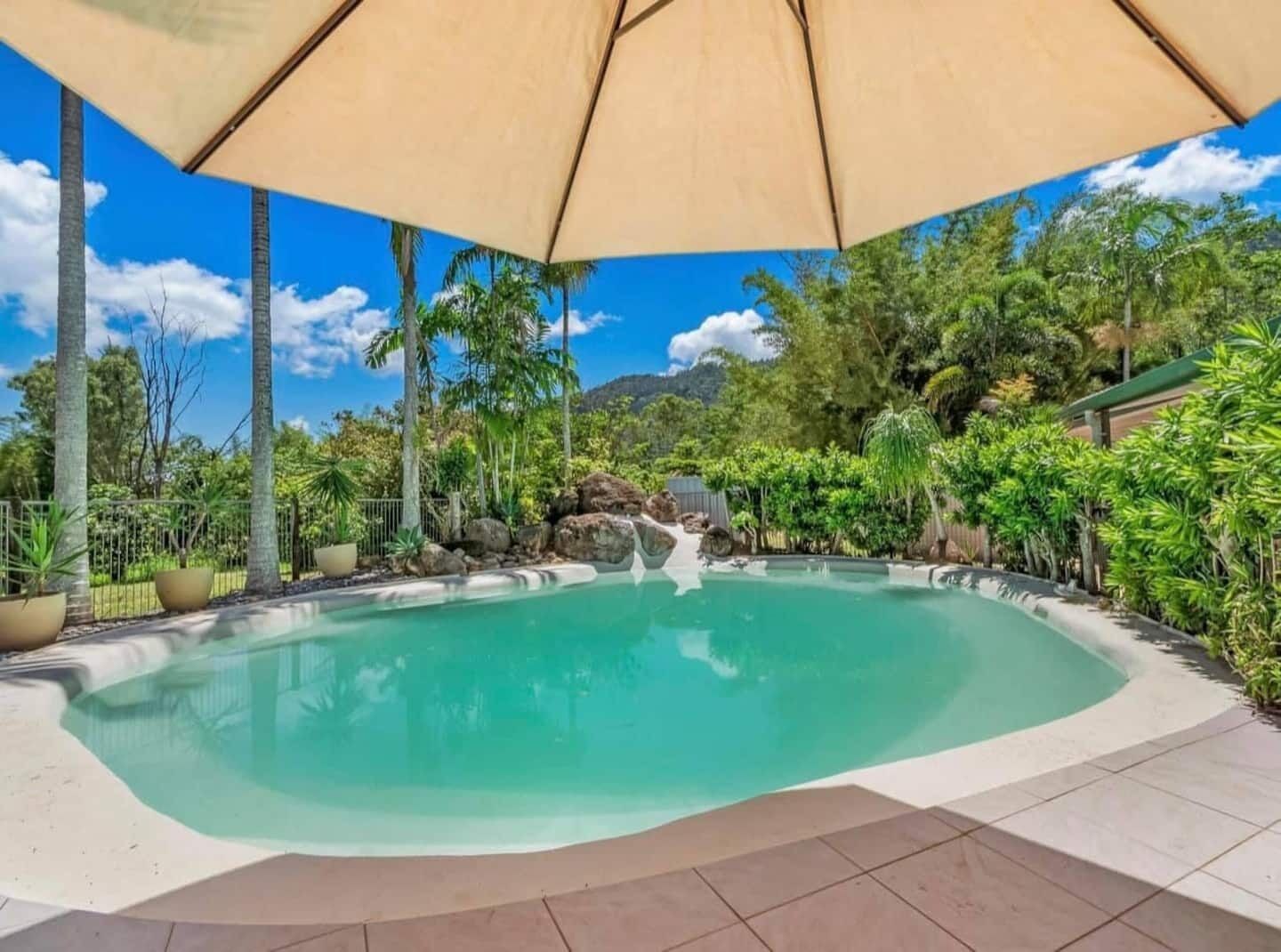 Sugarloaf Villa - Tropical self contained Villa