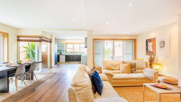 ๋น๋ผ, ์นจ์ค 3๊ฐ, ํ
๋ผ์ค, ์ ์ ์ ๋ง | ๊ฑฐ์ค ๊ณต๊ฐ | ์ผ์ด๋ธ ์ฑ๋ ์์ฒญ์ด ๊ฐ๋ฅํ 50cm ํ๋ฉด TV, TV, ๋ฒฝ๋๋ก