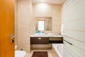 Vila, 3 kamar tidur, teras, pemandangan kebun | Kamar mandi | Pancuran hujan, perlengkapan mandi gratis, pengering rambut, dan kloset