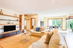 Stórt einbýlishús - 3 svefnherbergi - verönd - útsýni yfir garð | Stofa | 50-cm flatskjársjónvarp með kapalrásum, sjónvarp, arinn.