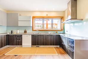 Villa, 3 habitaciones, Terraza, vista al jardín | Cocina privada | Refrigerador, microondas, horno y parrilla de estufa