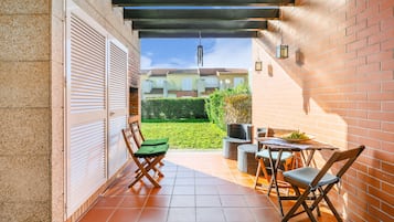 Vila, 3 quartos, terraço, vista para o jardim | Terraço/pátio