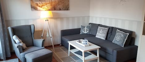 Lägenhet Comfort | Vardagsrum | 32-tums platt-tv med satellitkanaler och tv