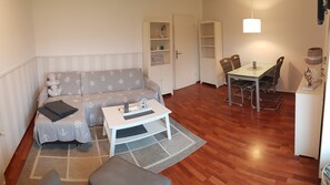 Comfort Apartment | Living area | 32-inch flat-screen TV with satellite channels, TV - Küstenbude (Kellenhusen)