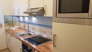 Comfort Apartment | Private kitchen | Full-size fridge, microwave, oven, stovetop - Küstenbude (Kellenhusen)
