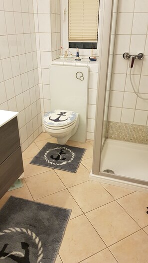 Comfort Apartment | Bathroom | Shower, hair dryer - Küstenbude (Kellenhusen)