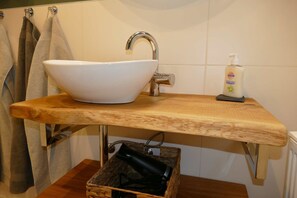 Dusch, hårtork, handdukar och tvål