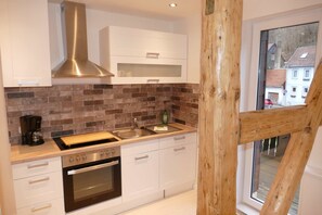 Kylskåp, ugn, spishäll och kaffe- och tebryggare