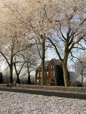 A large brick building with multiple windows and a prominent entrance. - Gästehaus Alte Schule (Recklinghausen)