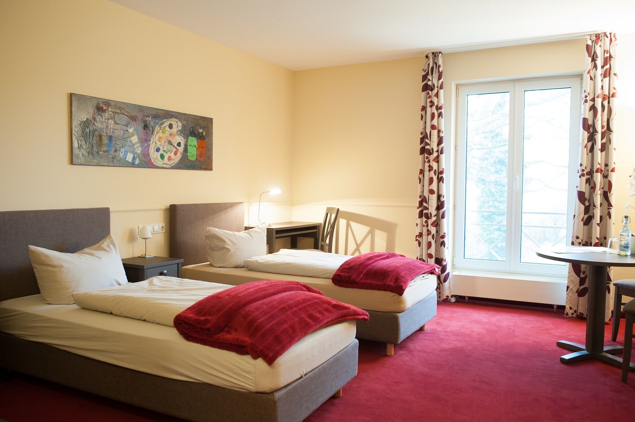 Comfort-Doppelzimmer, Gartenblick | Wohnbereich | 32-Zoll-Flachbildfernseher mit Satellitenempfang, Fernseher