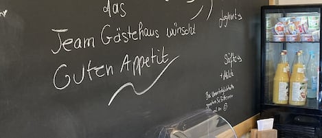 Déjeuner en libre-service gratuit tous les jours