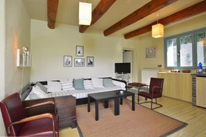 Family House, Multiple Bedrooms, 2 Bathrooms, Mountainside (Chalet Vignarola) | Living area