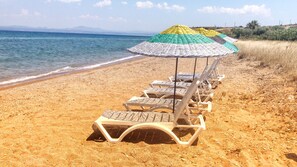 Sun loungers, beach umbrellas - Tenedos Tatil Odaları (Bozcaada)