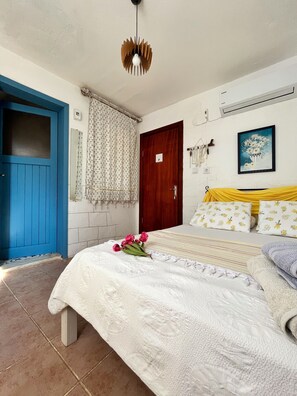 Standard Room, 1 Double Bed | Minibar, bed sheets - Tenedos Tatil Odaları (Bozcaada)