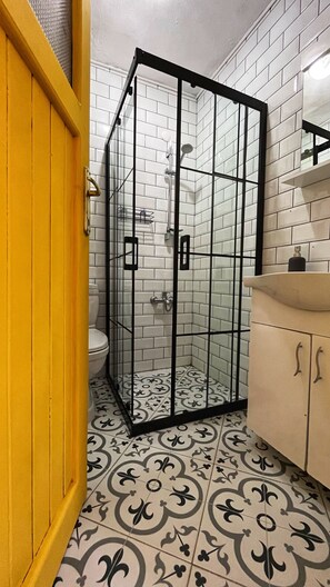 Habitació triple estàndard | Bany | Dutxa, assecador de cabells i tovalloles 