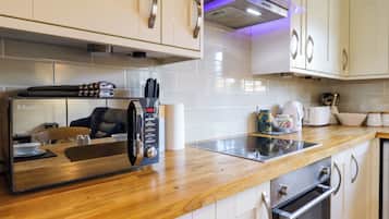 Cottage | Private kitchen | Fridge, dishwasher, electric kettle, toaster