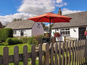 Cottage | Property grounds - White Hart Stables (Battle)
