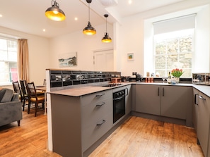 Cottage | Private kitchen | Dishwasher, cookware/dishes/utensils