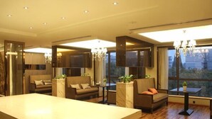 Una sala de estar moderna con una gran mesa de madera, sofás y un televisor.