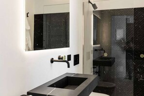Dusche, Haartrockner, Bidet, Handtücher