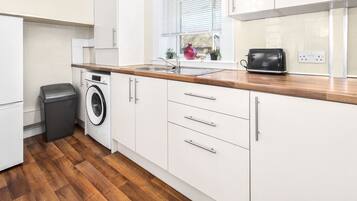 Basic Apartment, 1 Bedroom | Private kitchen | Fridge, microwave, oven, electric kettle