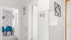 A modern apartment with a dining area, a kitchen, and a living space. - One Bedroom Apartment by Klass Living Serviced Accommodation Hamilton - Back'O'Barns Apartment With WiFi (Hamilton)