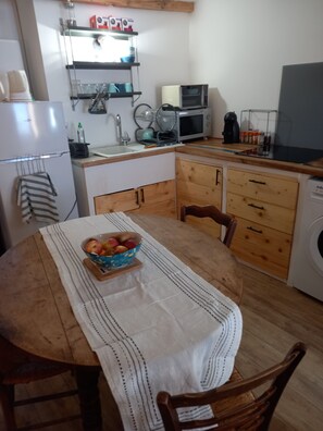 Frigorífico, microondas, horno y placa de cocina