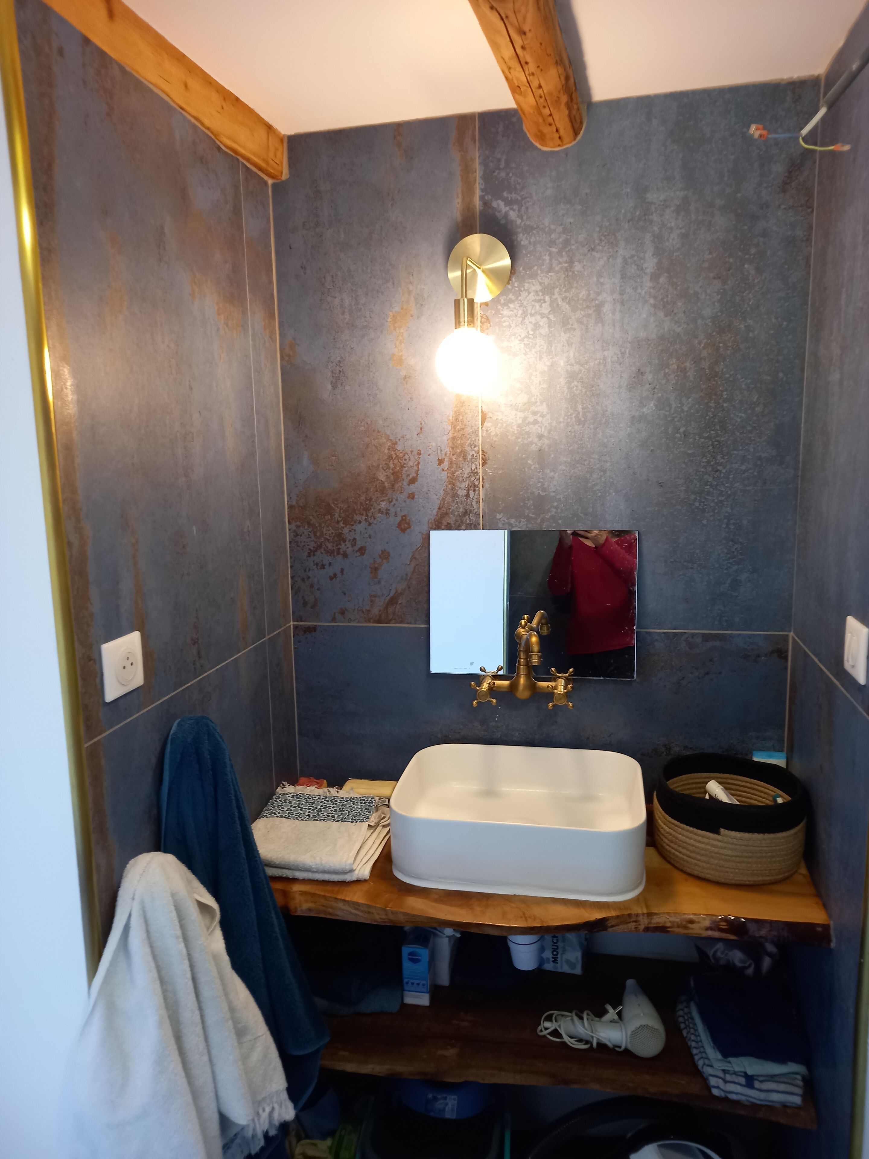 Douche, sèche-cheveux, serviettes fournies, savon