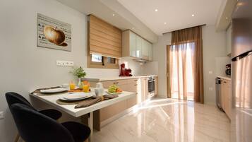 Full-sized fridge, microwave, oven, stovetop