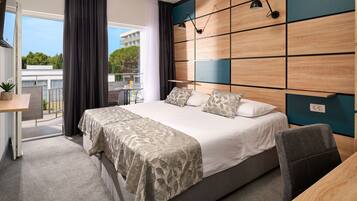 Superior-Doppel- oder -Zweibettzimmer | Schreibtisch, laptopgeeigneter Arbeitsplatz, kostenloses WLAN