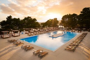 Piscina stagionale all'aperto, cabanas (a pagamento)