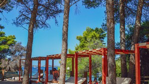 Outdoor seating with a view of the sea, surrounded by trees. - Ville Imperial Vodice (Vodice)