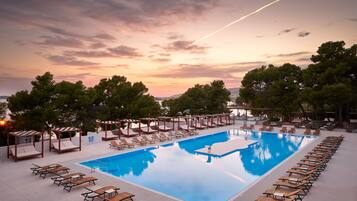 Piscina stagionale all'aperto, cabanas (a pagamento)