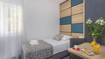 Superior-Doppel- oder -Zweibettzimmer | Schreibtisch, laptopgeeigneter Arbeitsplatz, kostenloses WLAN