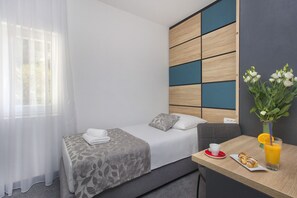 Camera Superior con letto matrimoniale o 2 letti singoli | Una scrivania, postazione laptop, Wi-Fi gratuito, lenzuola